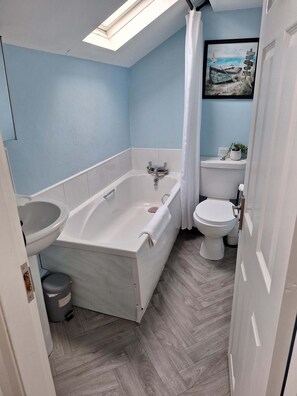 Douche, sèche-cheveux, serviettes fournies