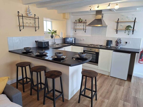 Kühlschrank, Mikrowelle, Ofen, Geschirrspüler