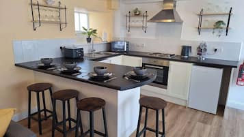 Kühlschrank, Mikrowelle, Ofen, Geschirrspüler