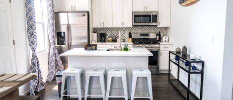 冷蔵庫、電子レンジ、オーブン、コンロ