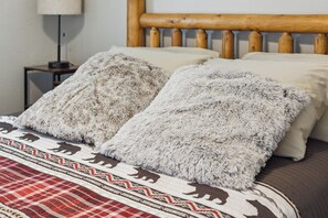 3 bedrooms, iron/ironing board, free WiFi, bed sheets - Perfect Location, Pool, Hot Tub, Game Room, Gas Grill, Tiki Bar and so much more (Sevierville)