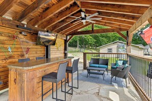 Outdoor dining - Perfect Location, Pool, Hot Tub, Game Room, Gas Grill, Tiki Bar and so much more (Sevierville)