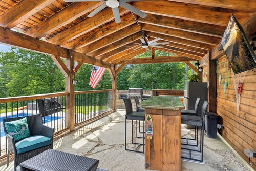 Perfect Location, Pool, Hot Tub, Game Room, Gas Grill, Tiki Bar and so much more