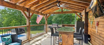 Perfect Location, Pool, Hot Tub, Game Room, Gas Grill, Tiki Bar and so much more