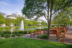 A courtyard with a fountain, benches, and a pond. - 67th St, 2 Pools, 5 Bedrooms, near the Pools! FREE Linens/Towels! Parking for 3 (Ocean City)