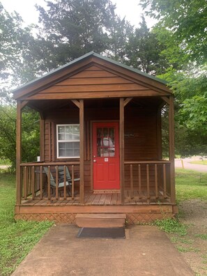 Exterior detail - Autumn's Glory Cabin (Branson)