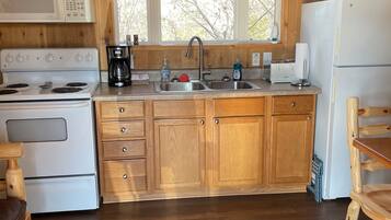 Micro-ondes, four, plaque de cuisson, cafetiĂšre/bouilloire