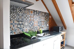 Loft Confort, climatisation, en bord de plage | Cuisine privée | Grand réfrigérateur, micro-ondes, plaque de cuisson, grille-pain