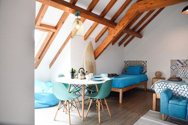 Loft Confort, climatisation, en bord de plage | Restauration dans la chambre
