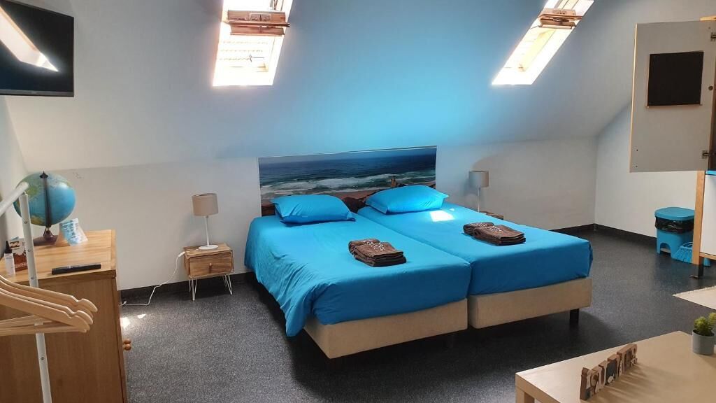 1 habitación, escritorio y espacio para trabajar con laptop 