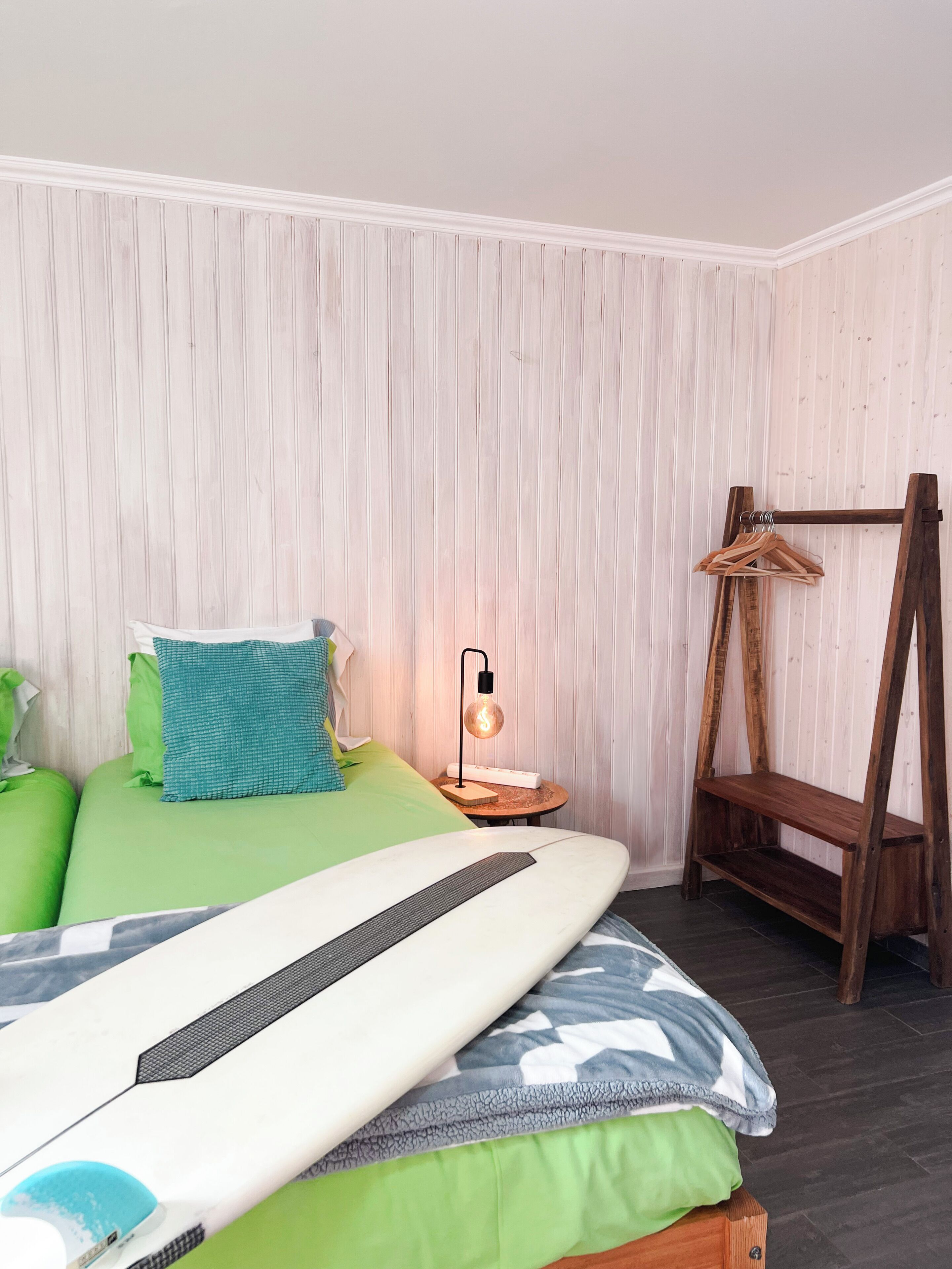 1 habitación, escritorio y espacio para trabajar con laptop 