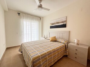 1 habitación, tabla de planchar con plancha, wifi gratis y ropa de cama