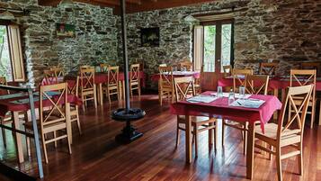 Daily continental breakfast (EUR 6 per person)