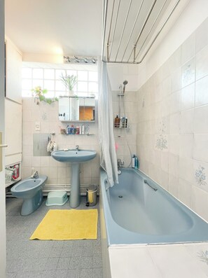 Haartrockner, Bidet, Handtücher, Seife