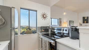 Microondas, horno, parrilla de estufa y lavavajillas