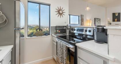 STUNNING SAN FRANCISCO VIEWS-A modern fully furnished 1 bedroom, Monthly Rental.