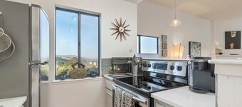 STUNNING SAN FRANCISCO VIEWS-A modern fully furnished 1 bedroom, Monthly Rental.