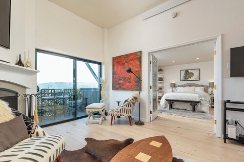 STUNNING SAN FRANCISCO VIEWS-A modern fully furnished 1 bedroom, Monthly Rental.