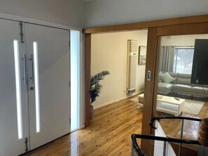 TV - Spacious Wagga Escape (Kooringal)