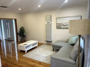 Interior - Spacious Wagga Escape (Kooringal)