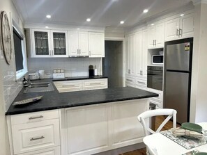 Private kitchen - Spacious Wagga Escape (Kooringal)