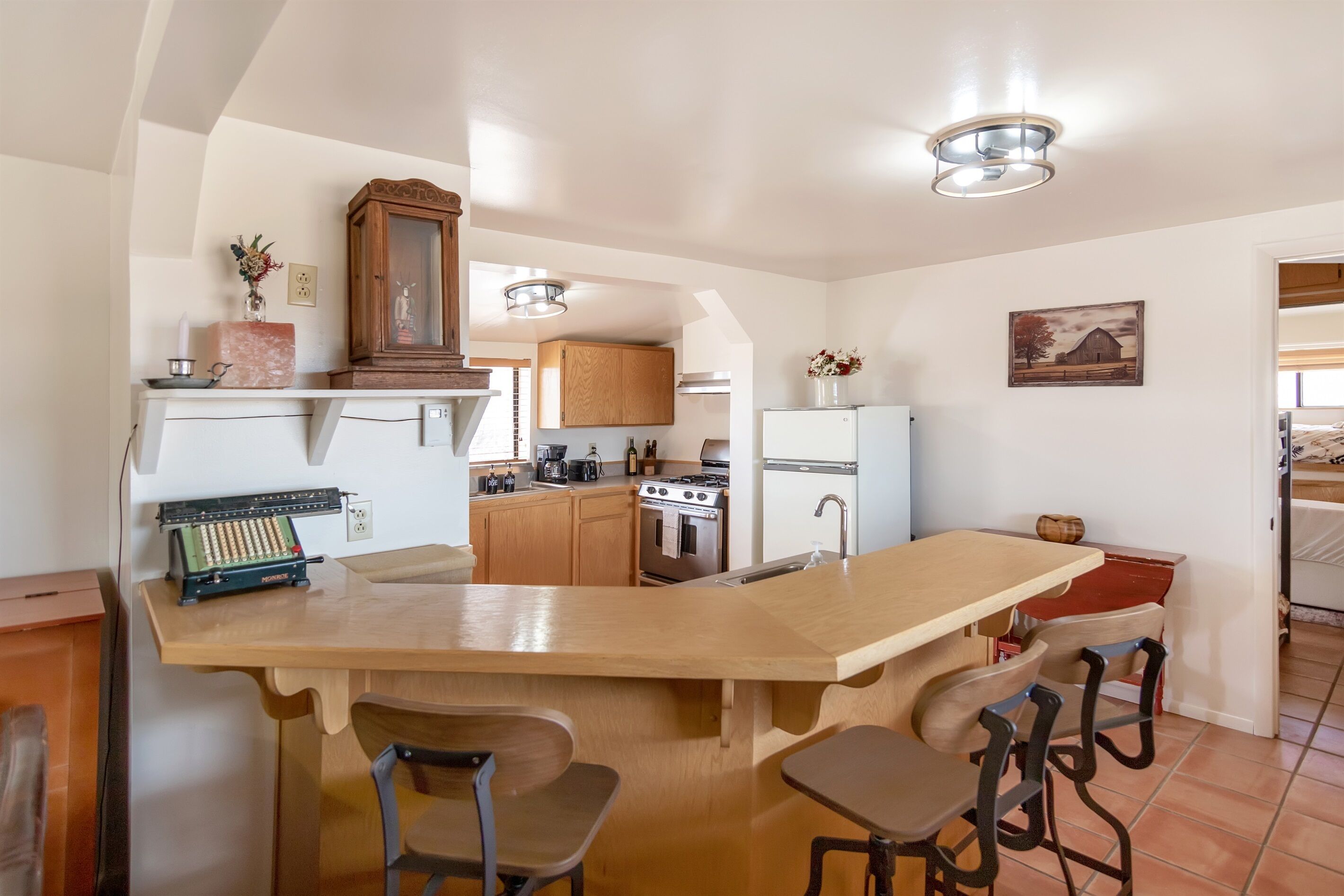 Jääkaappi, mikroaaltouuni, liesi, kahvin-/teenkeitin