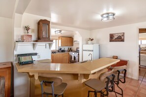 Jääkaappi, mikroaaltouuni, liesi, kahvin-/teenkeitin