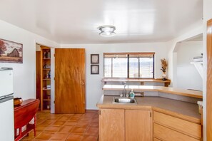 Refrigerador, microondas, placa de cocina, cafetera/tetera