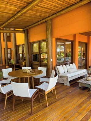 Outdoor dining - House with 4 suites, a pool, and views of the ocean and the golf course. Turtle Beach (Trancoso)