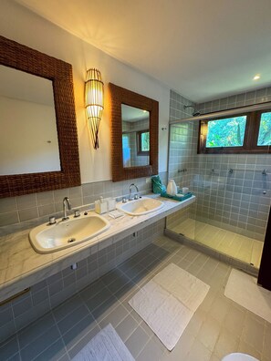 Shower, hair dryer, bidet, towels - House 4 suites, swimming pool, views of the sea and golf course. Turtle Beach  (Trancoso)