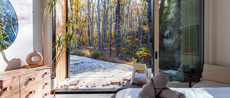 3 habitaciones, escritorio y tabla de planchar con plancha