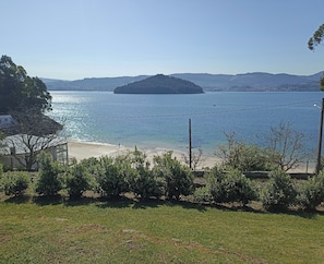 På stranden