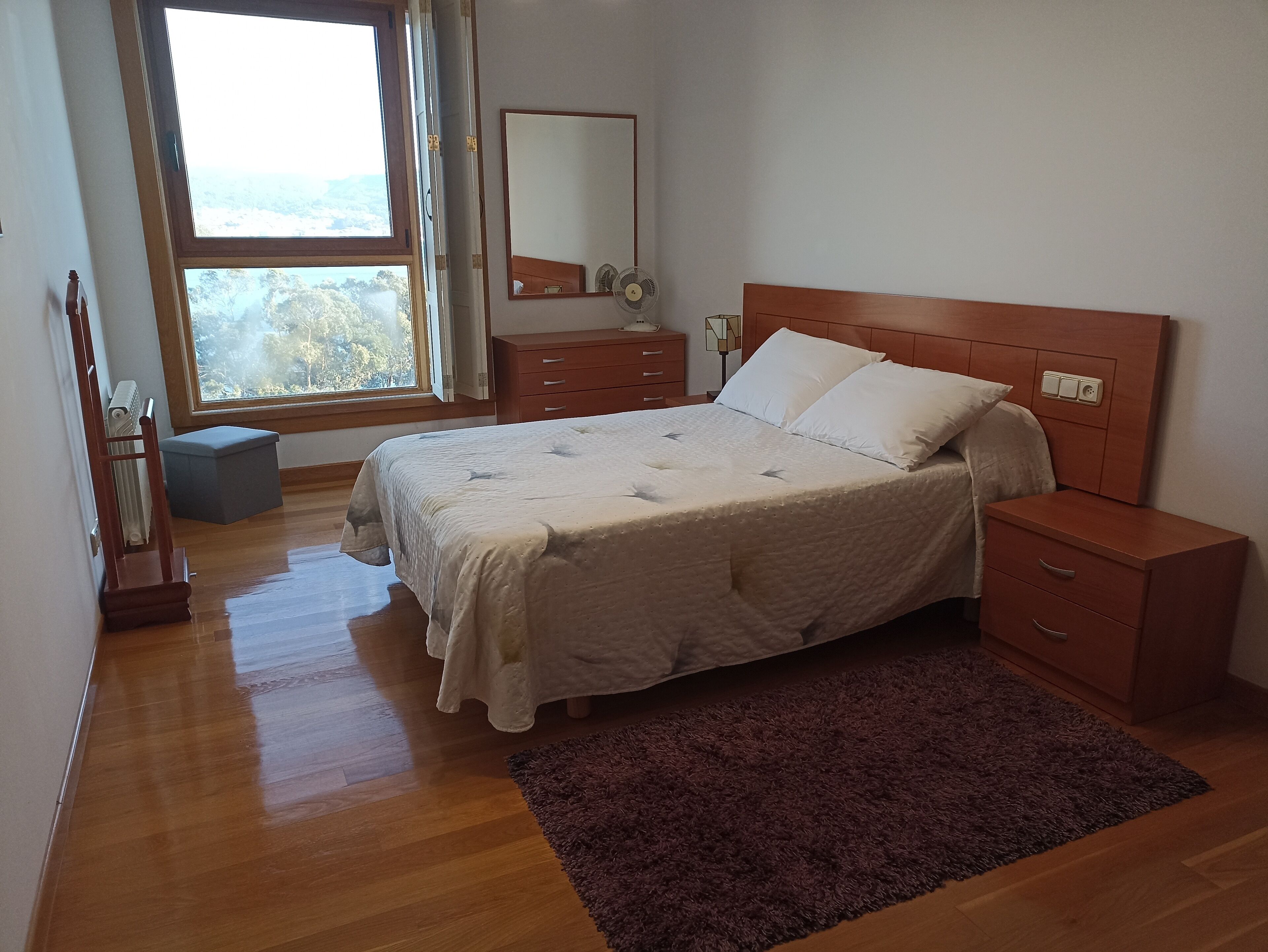 4 slaapkamers, een bureau, een strijkplank/strijkijzer, reisbedje