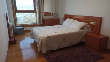 4 slaapkamers, een bureau, een strijkplank/strijkijzer, reisbedje