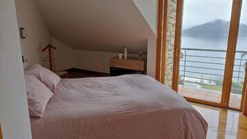 4 bedrooms, desk, iron/ironing board, travel crib