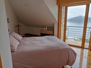 4 bedrooms, desk, iron/ironing board, travel cot