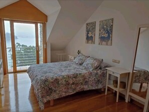 4 habitaciones, escritorio y tabla de planchar con plancha