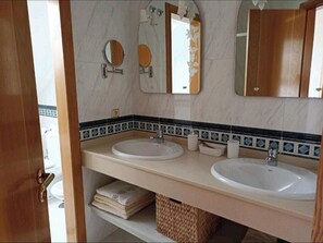 Bañera de hidromasaje, bidet, toallas, jabón