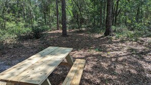 Outdoor dining - Fanning and Manatee Springs Exclusive Primitive Campground  (Chiefland)