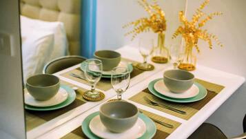 Comfort Condo, 1 Bedroom, Kitchen, City View | In-room dining