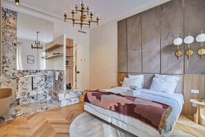 4 habitaciones, tabla de planchar con plancha y cuna de viaje 