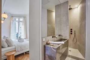 Séchoir à cheveux, shampooing