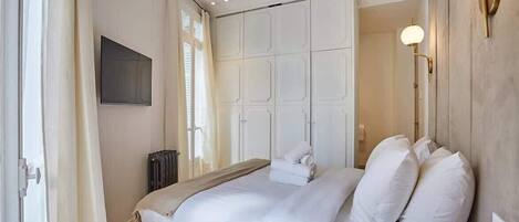 4 makuuhuonetta, työpöytä, silitysrauta/-lauta, ilmainen Wi-Fi