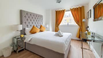 Signature-Apartment, 1 Schlafzimmer | Laptopgeeigneter Arbeitsplatz, Verdunkelungsvorhänge