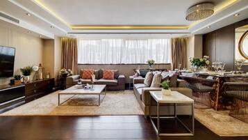 Appartement Familial, 4 chambres | Coin séjour | TV connectée de 40 pouces avec chaßnes numériques