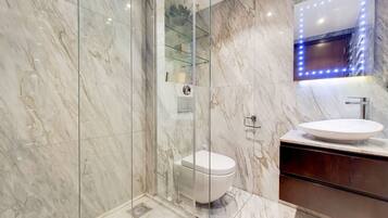 Family Apartment, 4 Bedrooms | Bathroom