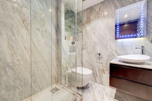 Familienapartment, 4 Schlafzimmer | Badezimmer | Regendusche, Haartrockner, Hausschuhe, Handtücher