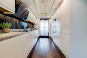 Apartamento família, 4 quartos | Cozinha privada | Geladeira grande, micro-ondas, fogão, cooktop
