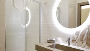 Bruser, hårtørrer, bidet, håndklæder