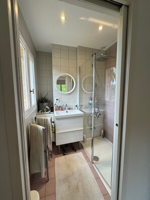 Douche, sèche-cheveux, serviettes fournies, savon